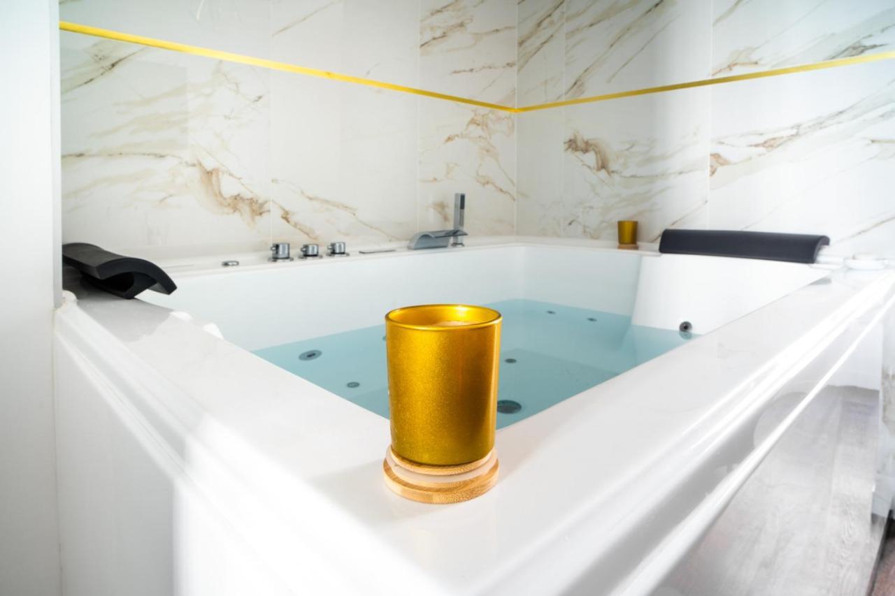 Suite L'éclipse Paris, logement avec jacuzzi, à 10 minutes des Champs Elysées Levallois-Perret Esterno foto